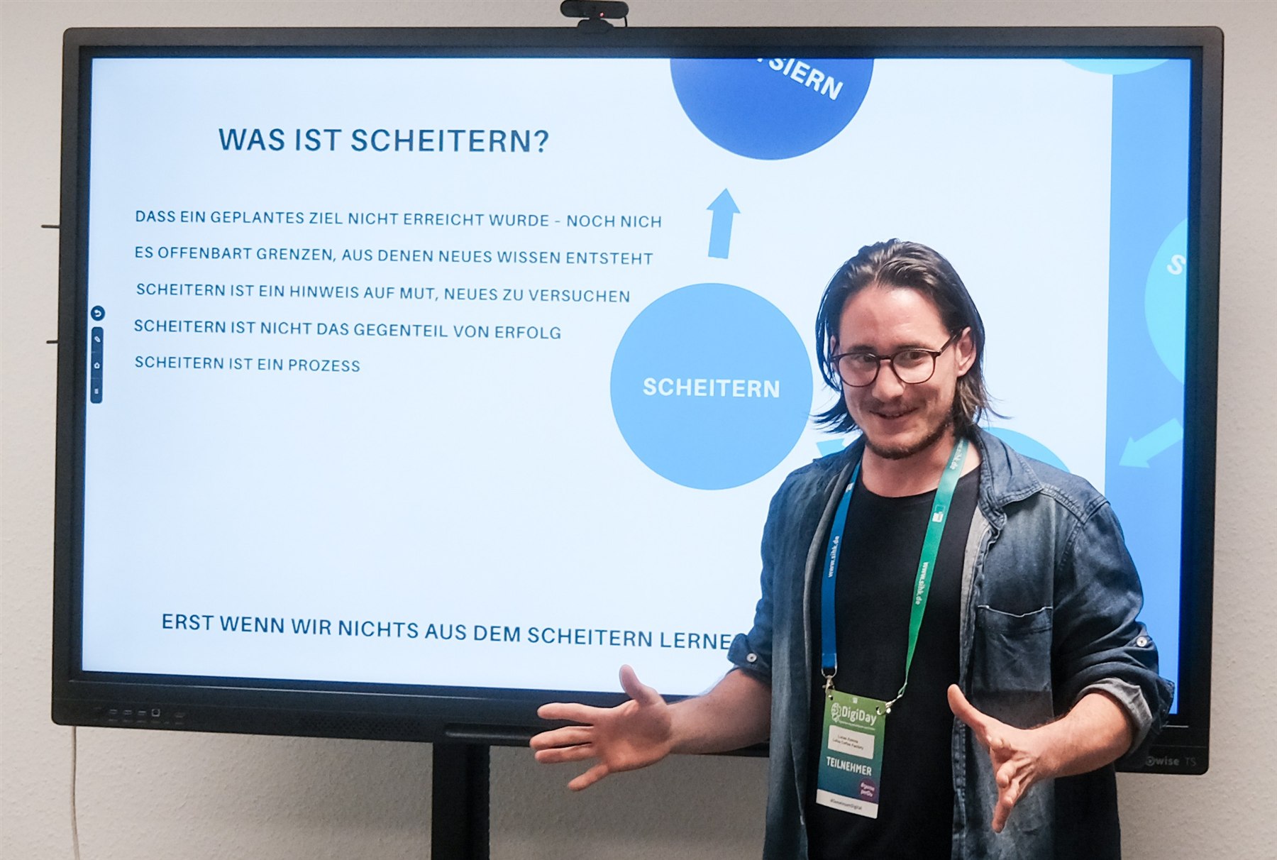 Lucas Kemna vor einer Präsentation zum Thema Scheitern